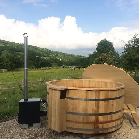 Vakantiehuis Charming 1-bed With Hot Tub & Sauna Manorhamilton