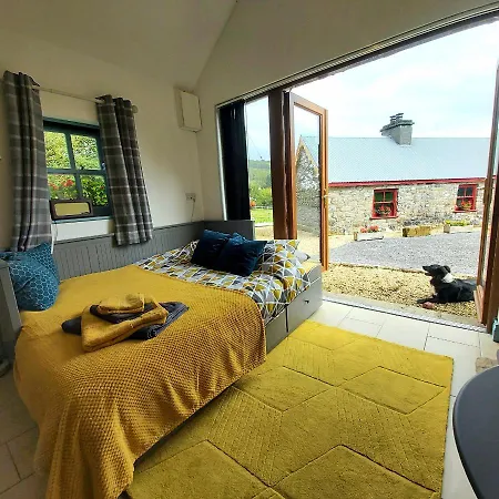 Vakantiehuis Charming 1-bed With Hot Tub & Sauna