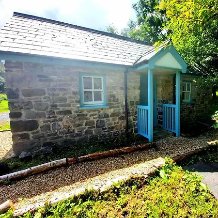 Vakantiehuis Charming 1-bed With Hot Tub & Sauna *