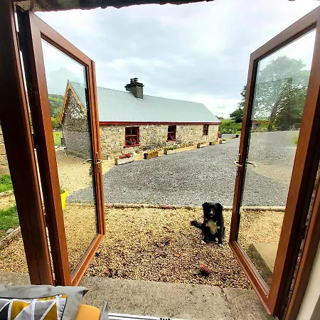 Vakantiehuis Charming 1-bed With Hot Tub & Sauna Manorhamilton